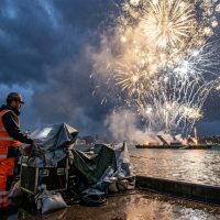 Fireworks_display_in_rain